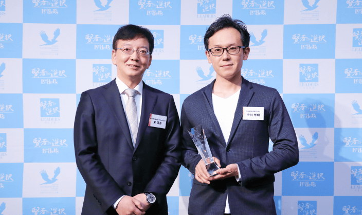 左:筆者、右:NPO法人AYAの中川代表